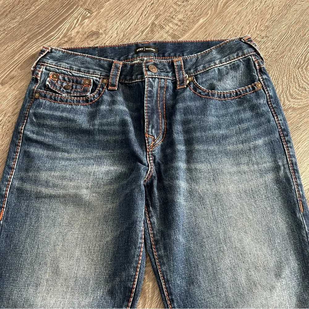 TRUE RELIGION RICKY RELAXED STRAIGHT JEANS